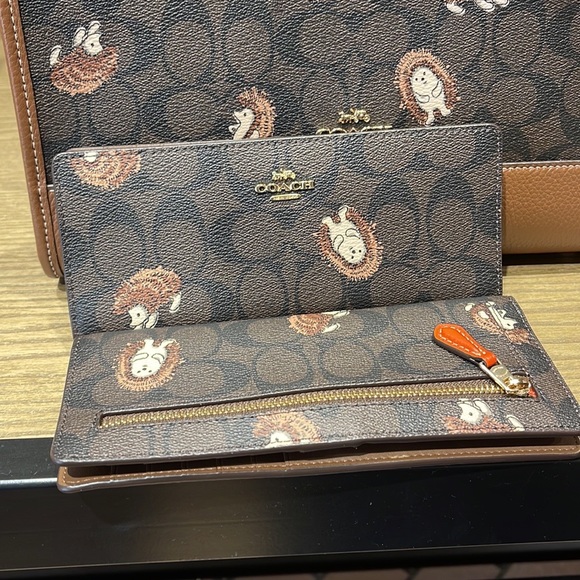 Coach Slim Wallet In Signature Canvas With Hedgehog Print
Gold/Brown Black Multi - Picture 9 of 16